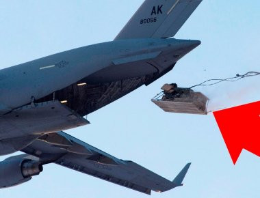 Εναέρια παράδοση Humvees με αλεξίπτωτο από C-17 και C-130! (βίντεο)